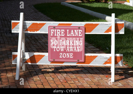Feuer Spur keine Parkplätze Tow - Away Zone Straße Barriere Islamorada Usa Florida keys Stockfoto