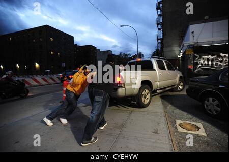 2. November 2012 wird - Manhattan, New York, USA - A Pickup Truck in eine Mobil-Tankstelle auf der Houston Street geschoben, wie die Macht in der East Village heute Abend nach den Auswirkungen des Hurrikans Sandy in New York, 2. November 2012 zurückkehrt. (Bild Kredit: Bryan Smith/ZUMAPRESS.com ©) Stockfoto