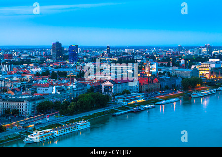 Abend-Panorama von der slowakischen Hauptstadt Bratislava Stockfoto