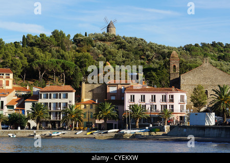Hafen von Collioure Dorf mit einer Windmühle auf dem Hügel, Roussillon, Mittelmeerküste, Pyrenees Orientales, Frankreich Stockfoto