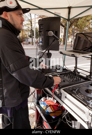 DJ spielt Musik bei einem Konzert im freien - USA Stockfoto