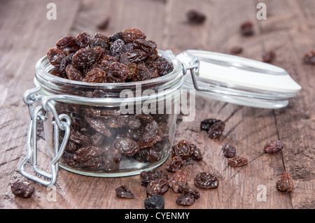 Rosinen in einem Glas auf hölzernen Hintergrund Stockfoto