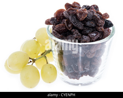 Glas mit Rosinen isoliert auf weißem Hintergrund Stockfoto