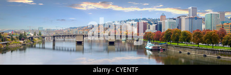 Portland Oregon Downtown Skyline und Brücken über den Willamette River Waterfront Panorama Stockfoto