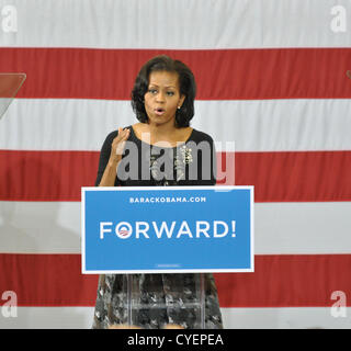 2. November 2012 - Ettrick, Virginia, US - First Lady MICHELLE OBAMA macht eine Kampagne an Daniels Gymnasium auf dem Campus der Virginia State University zu stoppen. (Kredit-Bild: © Tina Fultz/ZUMAPRESS.com) Stockfoto