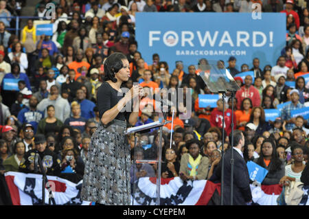 2. November 2012 - Ettrick, Virginia, US - First Lady MICHELLE OBAMA macht eine Kampagne an Daniels Gymnasium auf dem Campus der Virginia State University zu stoppen. (Kredit-Bild: © Tina Fultz/ZUMAPRESS.com) Stockfoto