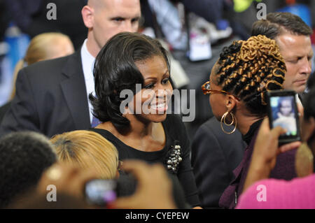 2. November 2012 - Ettrick, Virginia, US - First Lady MICHELLE OBAMA macht eine Kampagne an Daniels Gymnasium auf dem Campus der Virginia State University zu stoppen. (Kredit-Bild: © Tina Fultz/ZUMAPRESS.com) Stockfoto