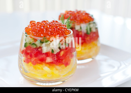 Kaviar mit Gemüsesalat in Gläsern Stockfoto