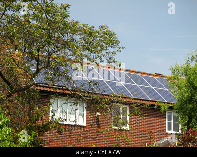 Typisch englisches Haus mit einer Reihe von Sonnenkollektoren, Mai 2012 Stockfoto