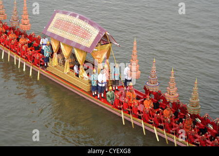 Bangkok, Thailand. 2. November 2012. 2. November 2012. Schiff in der Flottille Thai Royal Barge Prozession sind auf dem Chao Phraya Fluss in Bangkok gerudert. Das Thai Royal Barge Prozession ist eine Zeremonie der religiösen und königlichen Bedeutung, die fast 700 Jahre zurückreicht. Datum der Generalproben ist November 2 und 6, 2012. Das Royal Barge Prozession findet selten, in der Regel zeitgleich mit nur den wichtigsten kulturellen und religiösen Veranstaltungen. Dieses Jahr werden eine vollständige Prozession am 9. November Stockfoto