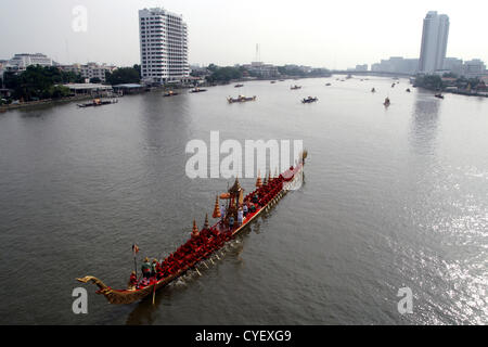 Bangkok, Thailand. 2. November 2012. 2. November 2012. Schiff in der Flottille Thai Royal Barge Prozession sind auf dem Chao Phraya Fluss in Bangkok gerudert. Das Thai Royal Barge Prozession ist eine Zeremonie der religiösen und königlichen Bedeutung, die fast 700 Jahre zurückreicht. Datum der Generalproben ist November 2 und 6, 2012. Das Royal Barge Prozession findet selten, in der Regel zeitgleich mit nur den wichtigsten kulturellen und religiösen Veranstaltungen. Dieses Jahr werden eine vollständige Prozession am 9. November Stockfoto