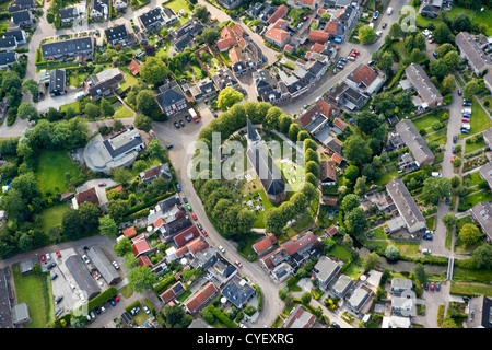 Die Niederlande, Raerd, Antenne. Zentrum des Dorfes mit Kirche am Berg. Stockfoto