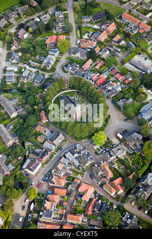 Die Niederlande, Raerd, Antenne. Zentrum des Dorfes mit Kirche am Berg. Stockfoto