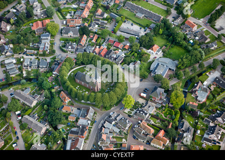 Die Niederlande, Raerd, Antenne. Zentrum des Dorfes mit Kirche am Berg. Stockfoto