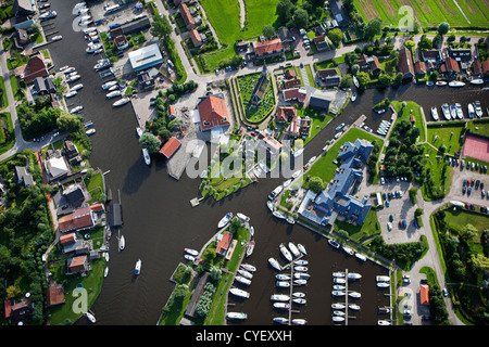 Die Niederlande, Uitwellingerga, Antenne. Zentrum des Dorfes und Marina. Stockfoto