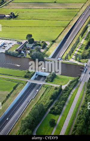 Die Niederlande, Uitwellingerga, Antenne. Aquaduct über Autobahn A7. Stockfoto