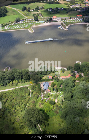 Frachtboot im Fluss Waal. Vordergrund Teegarten Millinger Theetuin genannt. Gegenüber dem Campingplatz. Luft. Stockfoto