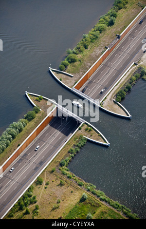 Die Niederlande, Harderwijk. Kleine Yacht Passing aquaduct. Antenne. Stockfoto