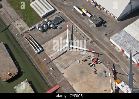 Niederlande, Emsmündung, Hafen, Hafen namens Eemshaven. Bau von Windkraftanlagen. Luft. Stockfoto