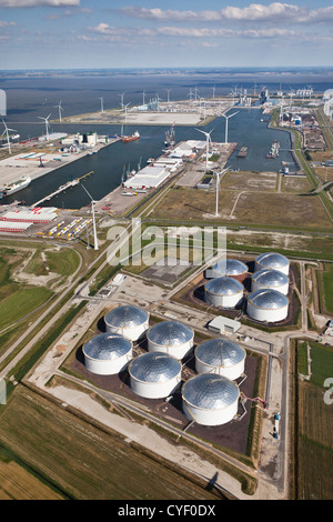 Niederlande, Emsmündung, Hafen, Hafen namens Eemshaven. VOPAK Chemie- und Öl-Lagerung. Luft. Stockfoto