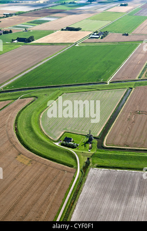 Niederlande, Emsmündung, Farmen und Ackerland. Traditionelle Windmühle genannt Goliath. Luft. Stockfoto