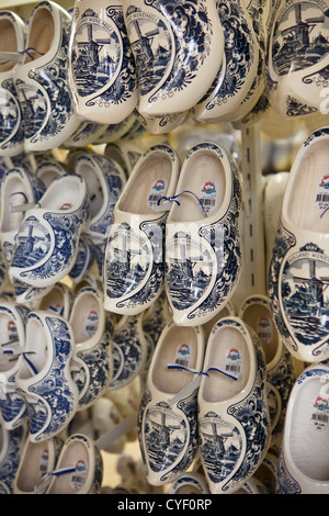 Den Niederlanden, Volendam, Souvenir-Shop. Bemalten Holzschuhen. Stockfoto