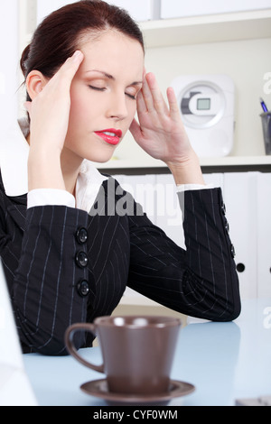 Geschäftsfrau in Kopfschmerzen. Stockfoto