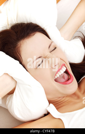 Schreiende Frau wegen Ihrer Kopfschmerzen. Stockfoto