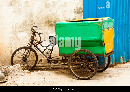 Fahrrad auf Straße Stockfoto