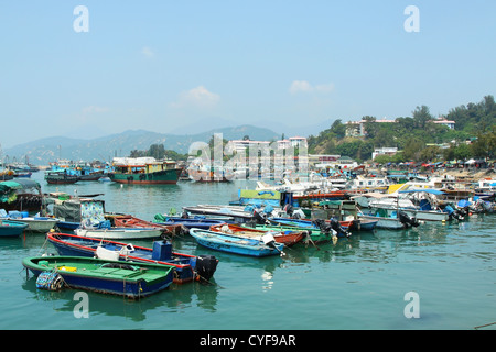 Angelboote/Fischerboote entlang der Küste in Cheung Chau, Hong Kong. Stockfoto