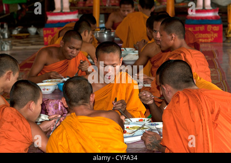 Buddhistische Mönche nehmen ihr Mittagessen im Refektorium des Klosters Kampong Ampil, Battambang, Kambodscha Stockfoto