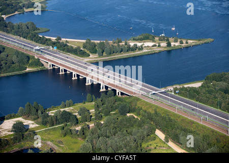 Die Niederlande, Muiderberg, Brücke genannt Holland Brücke (Hollandse Brug) Gooimeer See überqueren. Autobahn A6. Stockfoto