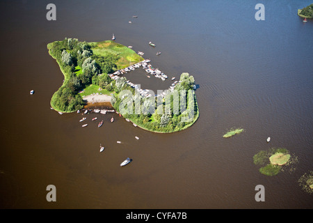 Den Niederlanden, Loosdrecht, Segelboote und Motoryachten verankert in der Nähe von Insel in Loosdrecht Seen. Luft. Stockfoto