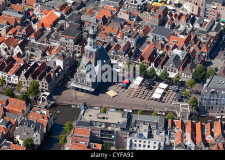 Die Niederlande, Alkmaar. Wiegen Sie Haus und wiegen Platz. Speicherort der traditionelle Käsemarkt am Freitag. Luft. Stockfoto