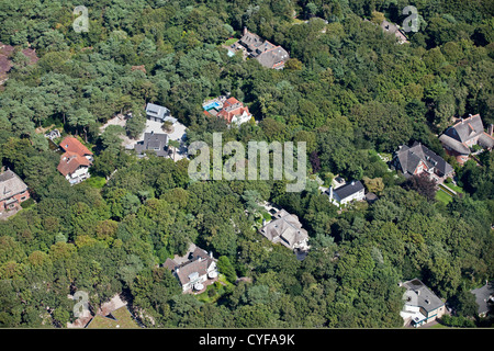 Den Niederlanden, Bergen. Luxuriöse Wohnhäuser. Luft. Stockfoto