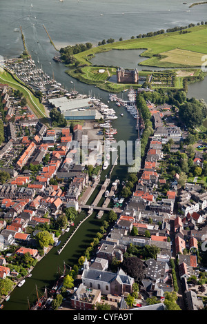Den Niederlanden, Muiden. Schleusen im Zentrum der Stadt. Schloss Muiderslot, Marina und Mündung des Flusses Vecht genannt. Luft. Stockfoto