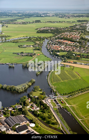 Den Niederlanden, Nederhorst Den Berg. Dorf und Fluss Vecht. Luft. Stockfoto