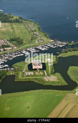 Den Niederlanden, Muiden. Schloss Muiderslot. Marina und der Mündung des Flusses Vecht. Luft. Stockfoto