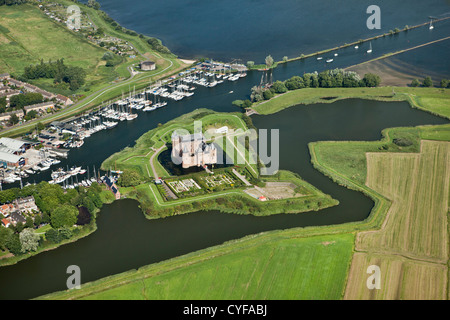 Den Niederlanden, Muiden. Schloss Muiderslot. Marina und der Mündung des Flusses Vecht. Luft. Stockfoto