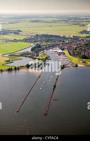 Den Niederlanden, Muiden. Schloss Muiderslot. Marina und der Mündung des Flusses Vecht. Luft. Stockfoto