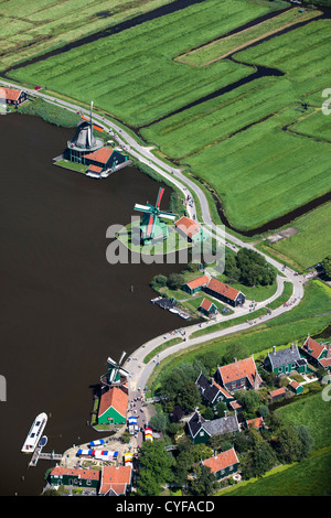 Den Niederlanden, Zaanse Schans. Das Freilichtmuseum hat eine Sammlung von gut erhaltenen historischen Windmühlen und Häuser. Luft. Stockfoto