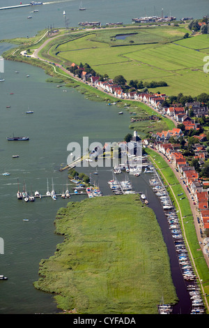 Die Niederlande, Durgerdam, Amsterdam, Häuser am Damm des Sees IJmeer. Antenne. Stockfoto