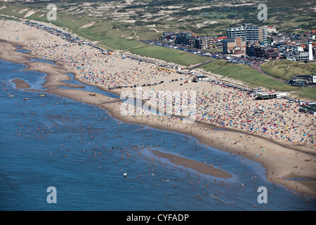 Den Niederlanden, Egmond Aan Zee. Menschen am Strand. Luft. Stockfoto