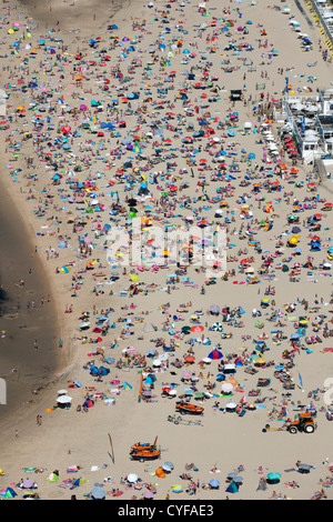 Den Niederlanden, Egmond Aan Zee. Menschen am Strand. Luft. Stockfoto