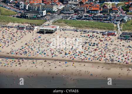 Den Niederlanden, Egmond Aan Zee. Menschen am Strand. Luft. Stockfoto