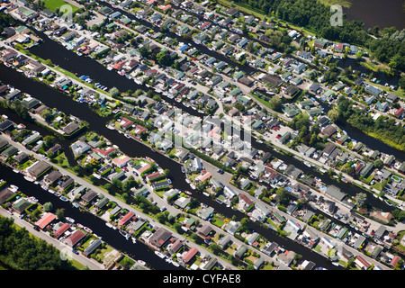 Die Niederlande, Loosdrecht, Ferienhäuser in der Nähe von Loosdrecht Seen. Luft. Stockfoto