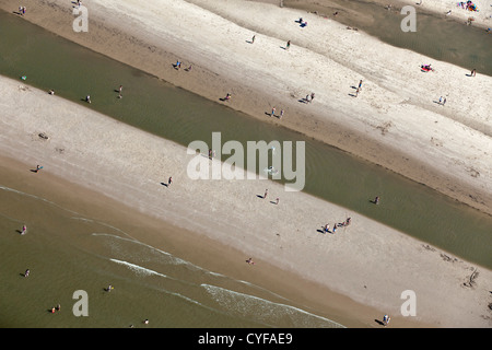 Den Niederlanden, Egmond Aan Zee. Menschen am Strand. Luft. Stockfoto
