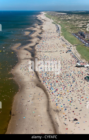 Den Niederlanden, Egmond Aan Zee. Menschen am Strand. Luft. Stockfoto