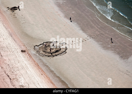 Den Niederlanden, Egmond Aan Zee. Menschen am Strand Sand Gebäude Schloss. Luft. Stockfoto