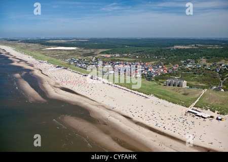 Den Niederlanden, Bergen Aan Zee. Menschen am Strand. Luft. Stockfoto